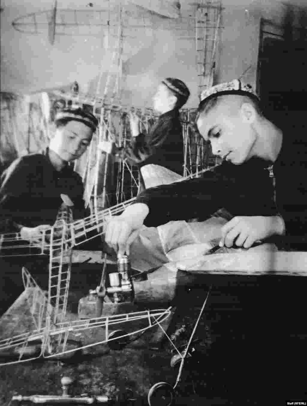 Первый президент Узбекистана Ислам Каримов (справа) делает модель самолета. В 1940-х годах молодого Каримова на несколько лет отдали в детский дом