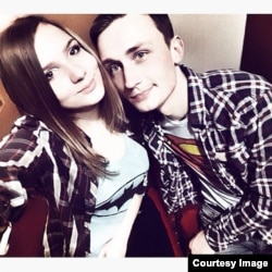 Денис і Владислава у футболках з лого супергероїв із коміксів