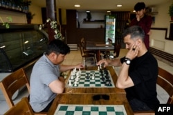 Kabul. “Cupcake” kofe dükany kafesinde küşt oýnaýan erkekler. 2025-nji ýylyň 11-nji maýy