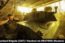 Військовий 24-ї механізованої бригади ЗСУ імені короля Данила під час ведення вогню з гаубиці 2С1 «Гвоздика» по позиціях армії РФ поблизу міста Часів Яр на Донеччині, 22 липня 2025 року