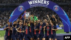 مارکینیوش، کاپیتان تیم پاری سن‌ژرمن، در کنار هم‌تیمی‌های خود جام را بالای سر برد