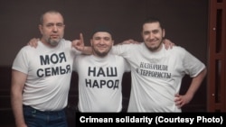 Рустем Сейтмеметов, Осман Сейтумеров, Сейтумер Сейтумеров (зліва направо) – фігуранти «справи Хізб ут-Тахрір» у будівлі Південного окружного військового суду Ростова-на-Дону, жовтень 2021 року