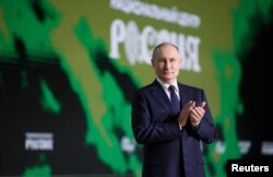 Президент Росії Володимир Путін бере участь у форумі, організованому політичним рухом «Всеросійський народний фронт», у Москві, Росія, 6 липня 2025 року