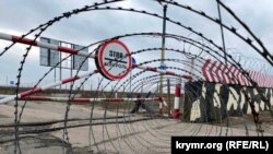 Колючий дріт на адмінкордоні між Кримом і Херсонською областю, архівне фото