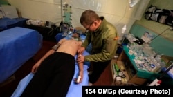Бойовий медик 154 ОМБр надає джопомогу пораненому бійцю
