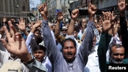 İsrailin İrana zərbə endirməsindən sonra Kəraçidə pakistanlı şiə müsəlmanlar İsrail əleyhinə şüarlar səsləndirirlər.