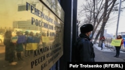 Ресейдің бас консулдығы алдында өткен наразылықты бақылап тұрған полиция қызметкері. Белсенділер кейін ұсталды. Алматы, 24 ақпан 2022 жыл.