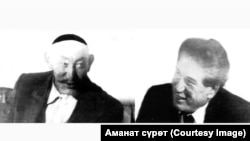Казыбекчи Рыскулбек Байдилде уулу жана жазуучу Чыңгыз Айтматов. 1982-жыл.