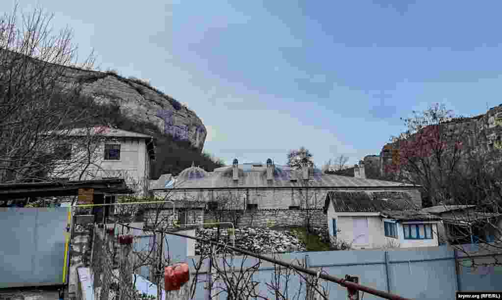 Zıncırlı medrese (ortada) şahsiy azbarlarğa yaqın