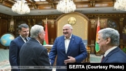 Олександр Лукашенко зустрівся зі спеціальним посланцем президента США Дональда Трампа Кітом Келлогом у Мінську. Джон Коул, помічник Келлога, праворуч, червень 2025 року