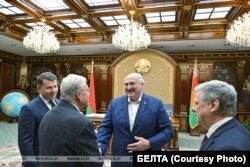 Сустрэча Аляксандра Лукашэнкі са спэцпасланьнікам прэзыдэнта Трампа Кітам Келагам у Менску. На фота таксама памочнік Келага Джон Коўл (справа)