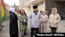 Ин афрод мегӯянд, пули хонаро барвақт супурдаанд, вале на ҳуҷҷат доранд ва на шароити муносиби зист