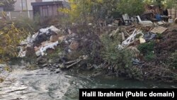 Mbeturina, përfshirë plastikë, buzë lumit Ibër.