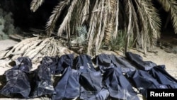 Тела нелегальных мигрантов, обнаруженные в братской могиле в пустыне в районе Джихарра, примерно в 440 километрах от Бенгази. Как они там оказались и кто их убил, никто не знает. Ливия, 5 февраля 2025 года