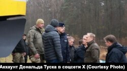 Польшанын премьер-министри Дональд Туск  17-ноябрда Варшава–Люблин темир жолунда болгон жардыруудан кийин жабыркаган рельстерди көрүп чыкты.
