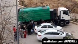 Suw üpjünçiliginde emele gelýän bökdençligiň yz ýany, käte suw daşaýan ulaglar etrapçalara aýlanyp, ilata suw paýlaýar. (Arhiw suraty)