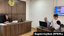 Жанара Балгабаева выступает в суде по делу автора политической сатиры Енсебека.9 апреля 2025 года