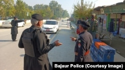 په باجوړ کې پولیسو پر سړک ناکه لګولې او ګاډي تالاشي کوي - انځور له ارشیفه. 