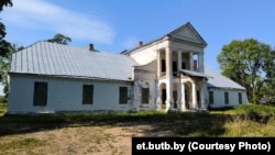 Цяперашні стан галоўнага будынку маёнтку, які выставілі на продаж 15 студзеня 2026 году