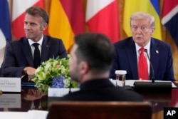 Президенти Трамп і Макрон, а спиною сидить президент Зеленський