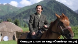 Эрлан Бекчоро Чокан Валихановдун ролунда. 