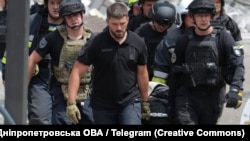 Поліція та рятувальники виносять поранених із місць ураження російськими ракетами. 24 червня 2025 року 