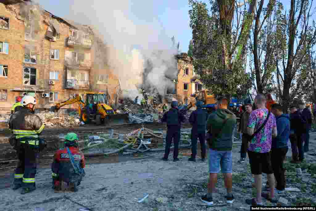 У Дарницькому районі пряме влучання знищило частину п'ятиповерхівки. Там рятувальники нині намагаються деблокувати людей під завалами.Керівництво Росії заперечує, що російська армія завдає цілеспрямованих ударів по цивільній інфраструктурі України, убиваючи цивільне населення.Українська влада і міжнародні організації кваліфікують ці удари як воєнні злочини Росії і наголошують, що вони мають цілеспрямований характер