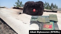 Сгоревший дом в селе Максат Лейлекского района после вооруженного конфликта на границе с Таджикистаном. 2 мая 2021 года.