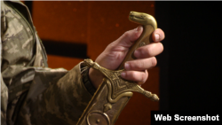 Верх руків’я цієї шаблі шамшир прикрашений головою змії, що трапляється рідко. Частіше використовувався декор у вигляді голови орла