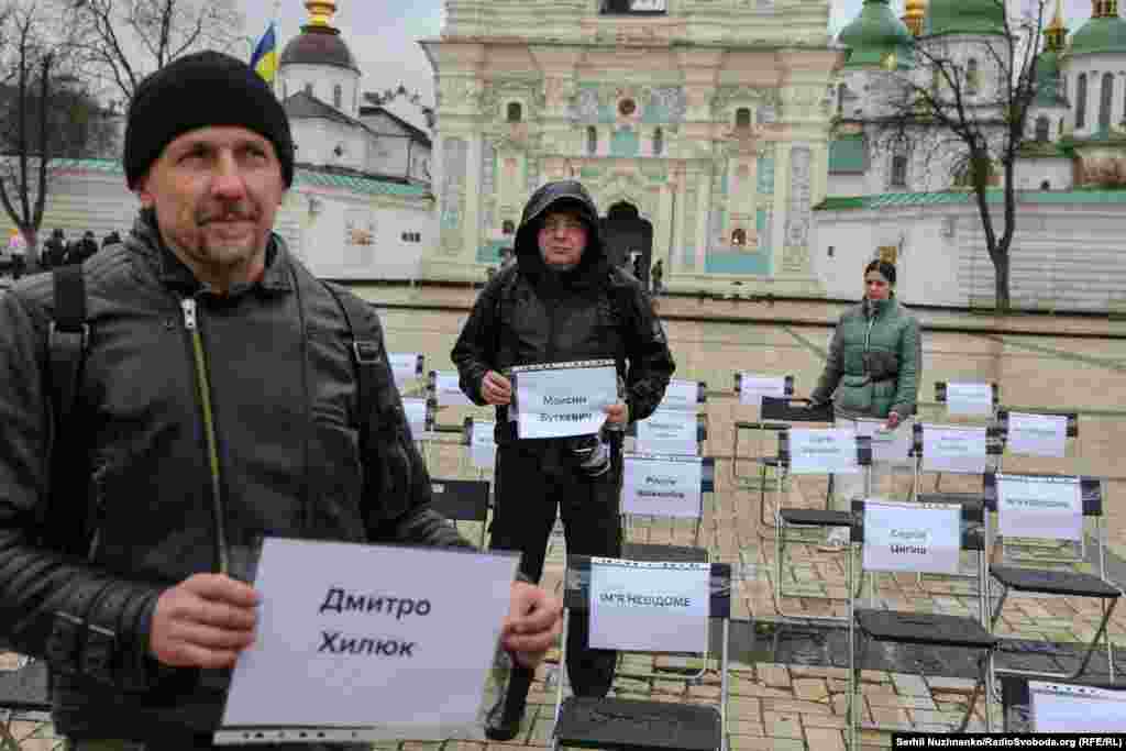 Леніє Умєрова, Максим Буткевич та Дмитро Хилюк на акції «Порожні стільці» у Києві, 15 листопада 2025 року. Їхні стільці вже не порожні, правозахисників звільнено