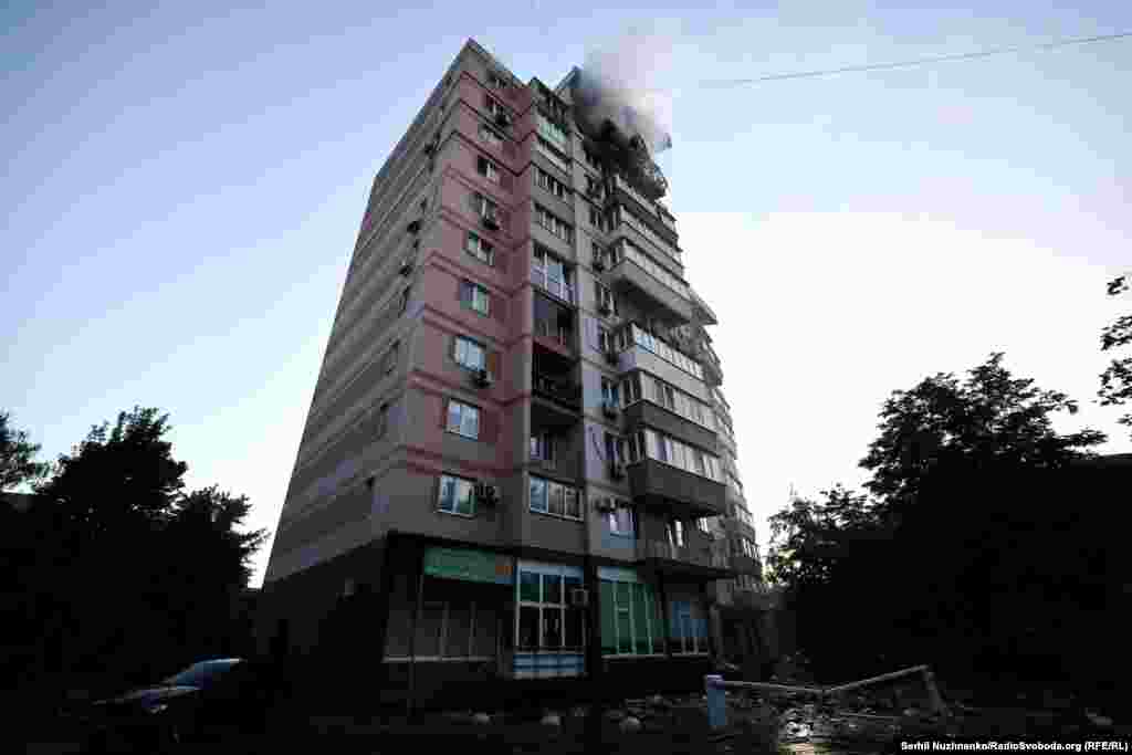 Пожежа у багатоповерхівці після російської атаки