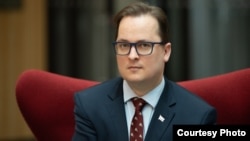 На думку Франака Вячорки, офіційний Мінськ зараз «платить» за підтримку Кремля під час придушення протестів у 2020 році, після президентських виборів у Білорусі