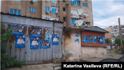 Предизборни плакати на „ДПС - Ново начало“ в кв. „Изток“ в Пазарджик