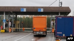 Після того, як Литва обмежила роботу прикордонних переходів, Мінськ відмовляється пропускати вантажівки з литовською реєстрацією, вимагаючи консультацій на рівні зовнішньополітичних відомств