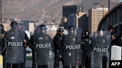 Америка Кошмо Штаттарынын Бажы жана Чек ара кызматынын кызматкерлери. Мексиканын АКШ менен чек арадагы Сьюдад-Хуарес шаарында тартылган. 23-январь, 2025-жыл.