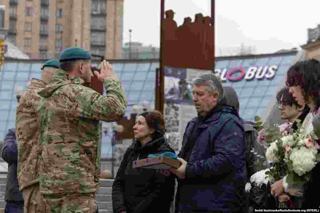Прапор України та фото Костянтина Гузенка військові передають його батькам, Київ, 7 листопада 2025 року