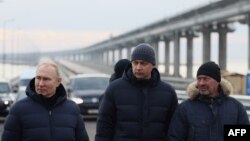 Очільник Росії Володимир Путін (перший зліва) біля Керченського мосту. 2022 рік