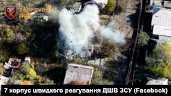 Українські військові наносять удар по будинку в Покровську, де були виявлені російські окупанти