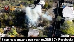 Українські військові наносять удар по будинку в Покровську, де були виявлені російські військові. Скріншот з відео, опублікованого 7-м корпусом ДШВ ЗСУ 27 жовтня 2025 року