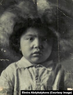 Абдыкадыр Орозбековдун уулу Кемел атасынын тебетейин кийип турат. (Элмира Абдыкалыкованын үй-бүлөлүк архивинен)