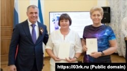 Фельдшер Тамара Чернуха (справа) со спикером российского парламента Крыма Владимиром Константиновым во время церемонии вручения премии «Лучший сотрудник скорой помощи»