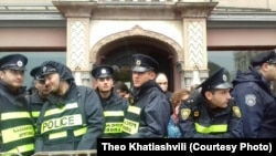 К концу дня городской суд освободил 11 участников вчерашнего противостояния, задержанных у стен сакребуло