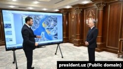 Эмин Агаларов представляет президенту Узбекистана Шавкату Мирзиёеву мастер-план туристического центра Sea Breeze Uzbekistan