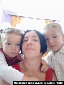 Максим та Настя Симанюк разом з мамою Зоряною