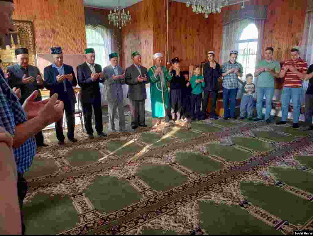 Чистай районы Уракчы авылы мәчетендә дога кылалар. Фотолар Вконтакте битеннән. 