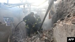 Echipele de salvare ucrainene lucrează la locul unui atac cu drone în Harkov, pe 22 octombrie 2025, în contextul invaziei rusești în Ucraina.