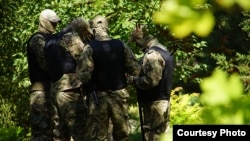 Российские силовики у здания подконтрольного Москве Киевского районного суда Симферополя. Иллюстративное фото