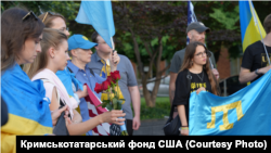 Washingtonda diplomatlar, alimler, qırımtatar ve ukrayina diasporalarınıñ vekilleri ve adiy Amerika vatandaşları qırımtatar genotsidiniñ 81 yılını qayd etmek içün toplaştı, Stalinniñ cinayetlerini Rusiyeniñ işğal etken Qırımda devam etken repressiyalarınen» qıyasladı