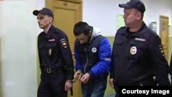 Мухамадюсуп Эрматовду сот залына алып бараткан сүрөт. (Архив).