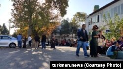 Очередь за визой в посольство Узбекистана в Ашхабаде, ноябрь, 2019 г. 